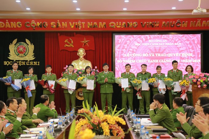 Thiếu tướng, GS.TS Trần Minh Hưởng, Giám đốc Học viện trao quyết định bổ nhiệm chức danh cho giảng viên của Học viện