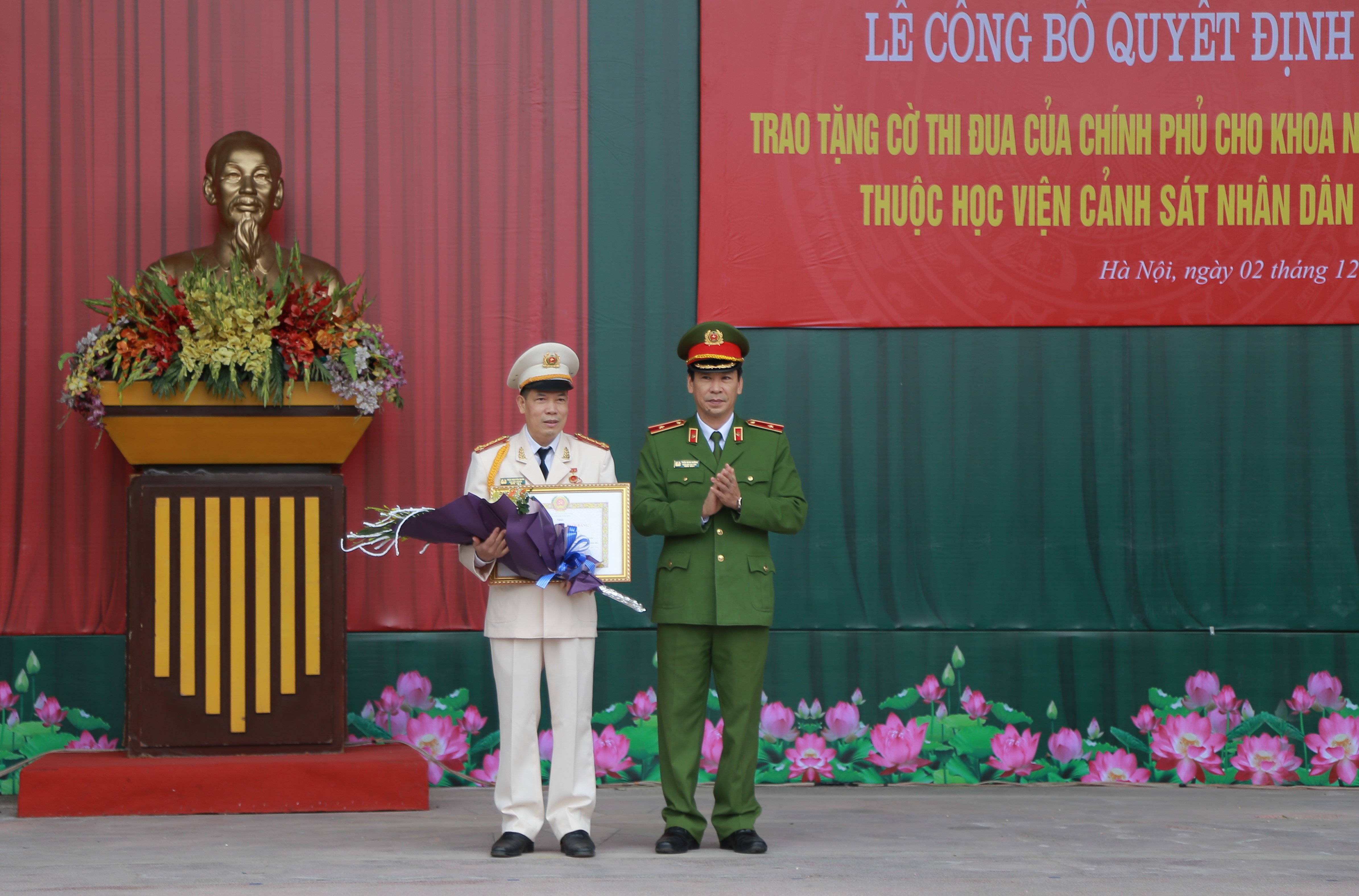 Thiếu tướng, GS.TS Trần Minh Hưởng - Bí thư Đảng ủy, Giám đốc Học viện trao Quyết định và gắn Huy hiệu 30 năm tuổi Đảng cho Đại tá Trần Nguyên Quân