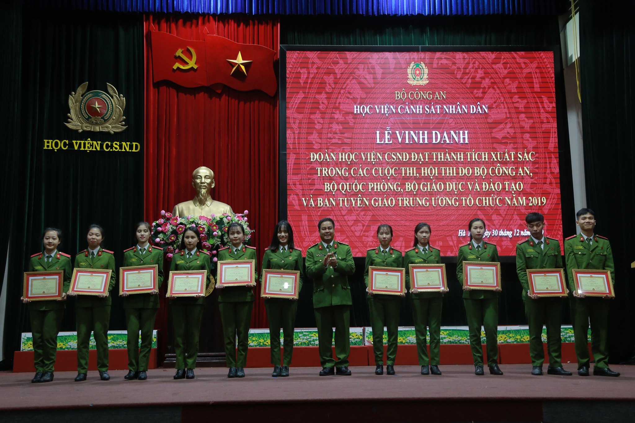 Đại tá Phạm Công Nguyên trao Giấy khen của Ban Giám đốc Học viện cho các học viên đã hỗ trợ tích cực cho các Cuộc thi, Hội thi