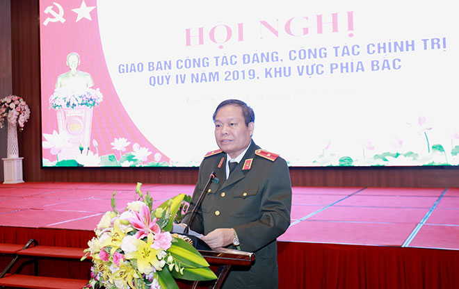 Thiếu tướng Đào Gia Bảo, Cục trưởng Cục Công tác Đảng và công tác Chính trị phát biểu tại Hội nghị.