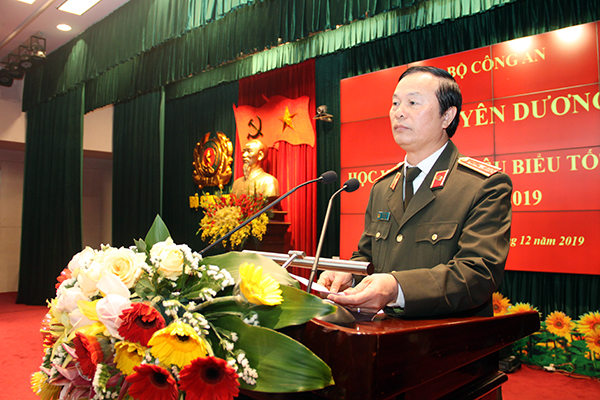 Thiếu tướng Bùi Minh Giám yêu cầu các học viên phải phấn đấu đạt thành tích cao hơn trong quá trình công tác sau này.