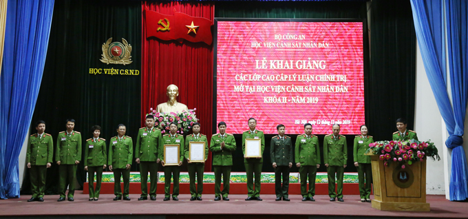 Thiếu tướng, GS.TS Trần Minh Hưởng, Giám đốc Học viện trao quyết định thành lập lớp cho ban cán sự lớp