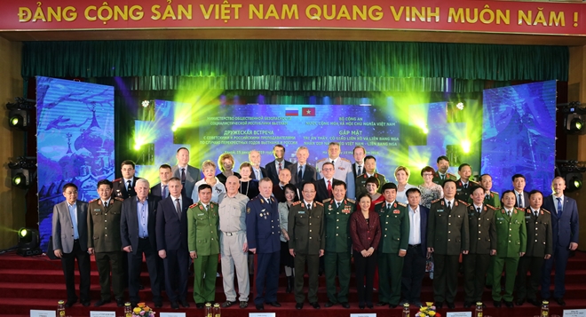 Thứ trưởng Nguyễn Văn Thành, các thầy, cô giáo Nga và đại biểu dự buổi gặp mặt.
