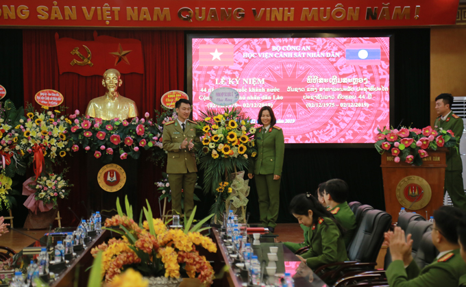 Các đơn vị chức năng thuộc Học viện tặng hoa chúc mừng nhân dịp 44 năm ngày Quốc khánh nước CHDCND Lào