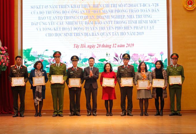 Tại Hội nghị 03 tập thể và 06 cá nhân có thành tích xuất sắc được Giám đốc Công an Thành phố Hà Nội và Chủ tịch UBND quận Tây Hồ tặng giấy khen.