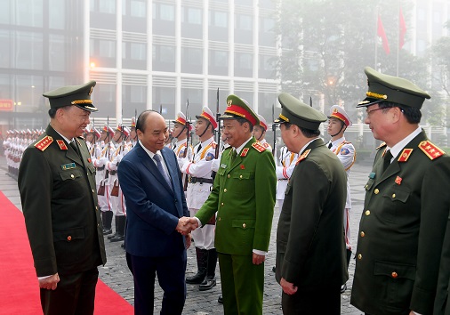 Thủ tướng Chính phủ Nguyễn Xuân Phúc chúc mừng các đồng chí lãnh đạo Bộ Công an.