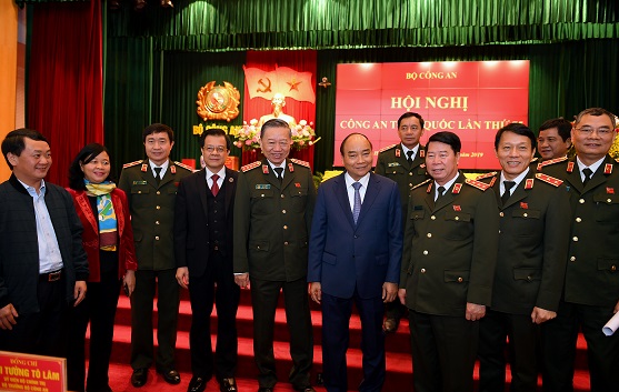 Thủ tướng Chính phủ Nguyễn Xuân Phúc; Bộ trưởng Tô Lâm cùng các đại biểu thảo luận bên lề Hội nghị.