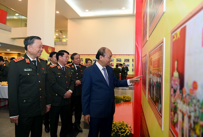 Thủ tướng Chính phủ Nguyễn Xuân Phúc; Bộ trưởng Tô Lâm cùng các đại biểu tham quan khu trưng bày tại Hội nghị.