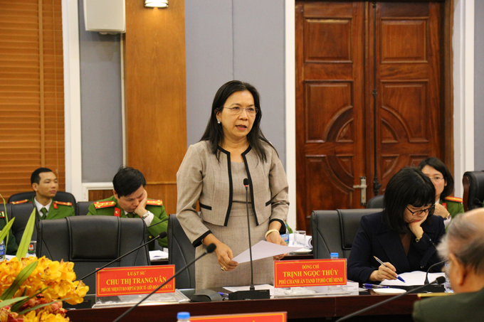 Đồng chí Trịnh Ngọc Thúy, Phó Chánh án TAND TP Hồ Chí Minh phát biểu tham luận