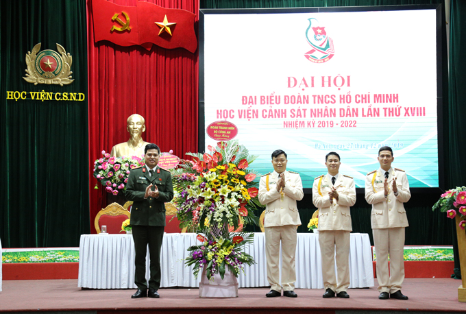 Thiếu tá Đồng Đức Vũ - Bí thư Đoàn Thanh niên Bộ Công an chúc mừng Đại hội