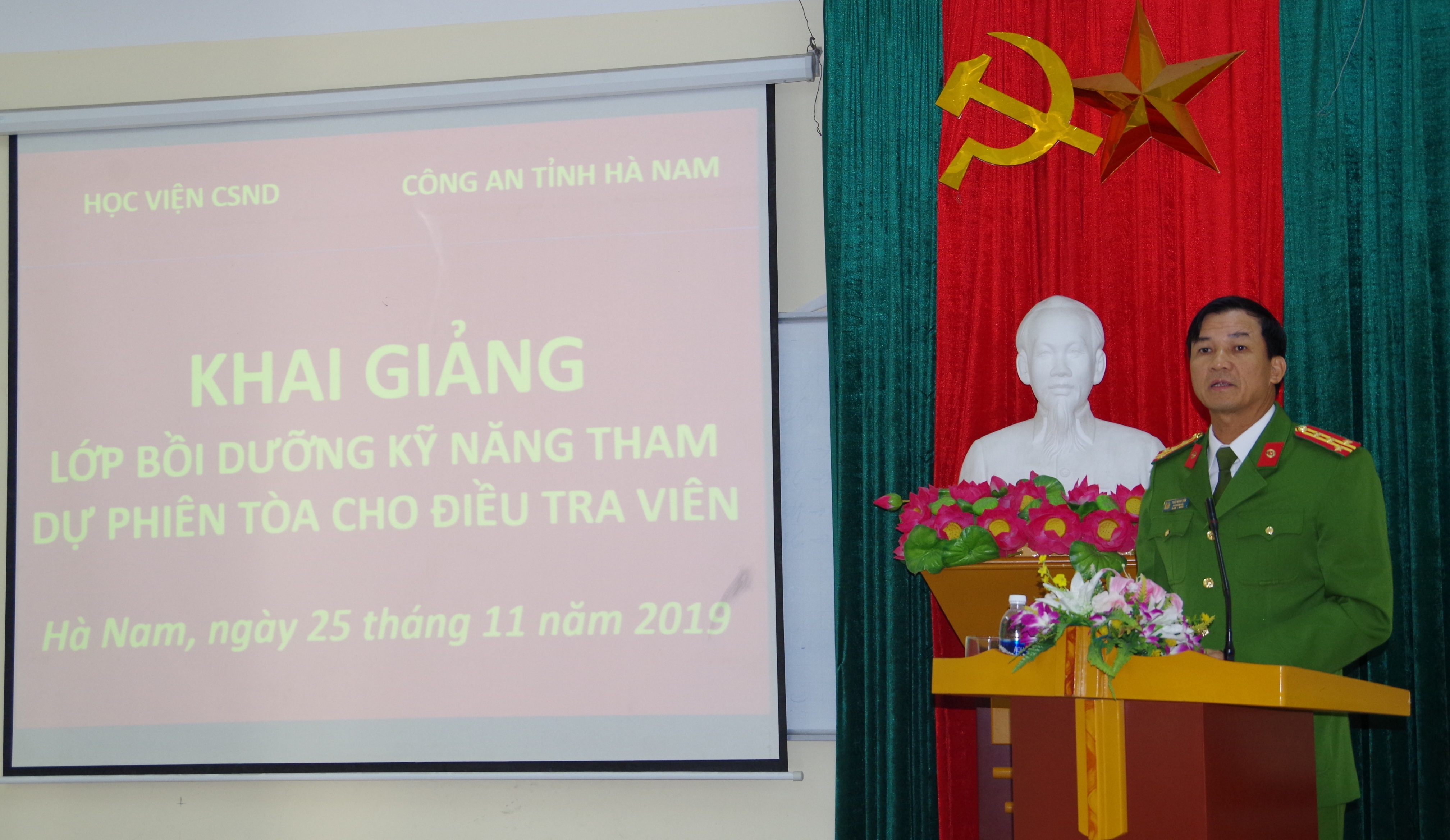 Đại tá Trần Minh Tiến, Phó Giám đốc Công an tỉnh Hà Nam phát biểu tại lễ khai giảng