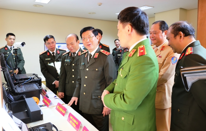 Thứ trưởng Nguyễn Văn Sơn cùng các đại biểu thăm quan các sản phẩm kỹ thuật nghiệp vụ do Viện KH&CN nghiên cứu, chế tạo.