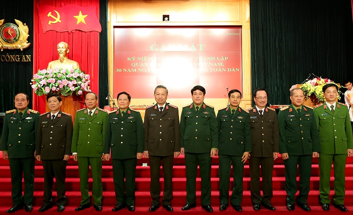 Bộ trưởng Tô Lâm, Bộ trưởng Ngô Xuân Lịch cùng các đại biểu dự buổi gặp mặt.