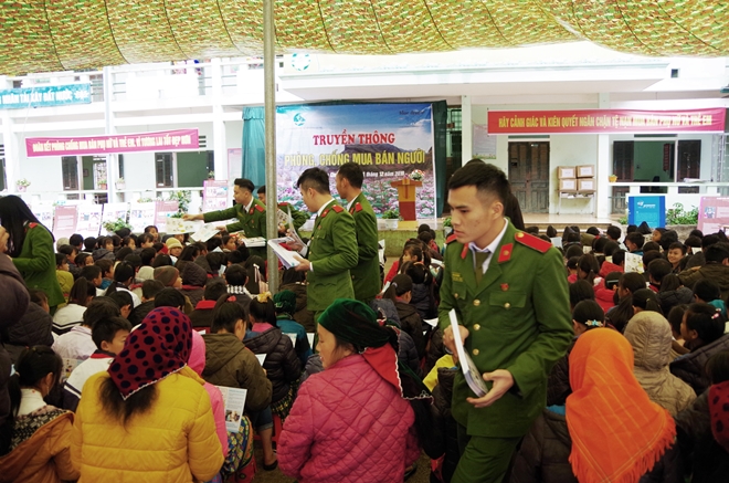 Học viên Học viện CSND phát tờ rơi, tuyên truyền phòng chống mua bán người vùng cao Hà Giang.