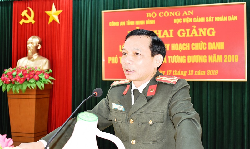 Đại tá, TS Nguyễn Thanh Sơn, Phó Giám đốc Công an tỉnh Ninh Bình phát biểu tại Lễ khai giảng