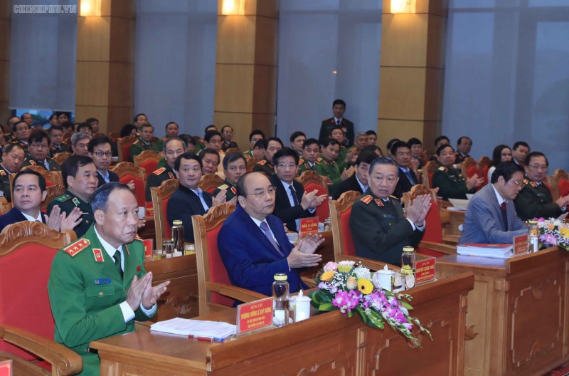 Thủ tướng cùng các đại biểu dự Hội nghị.