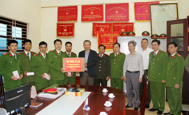 Bộ trưởng động viên và tặng quà cán bộ chiến sỹ Công an xã Nghĩa Trụ, Văn Giang, Hưng Yên (tháng 11-2019).