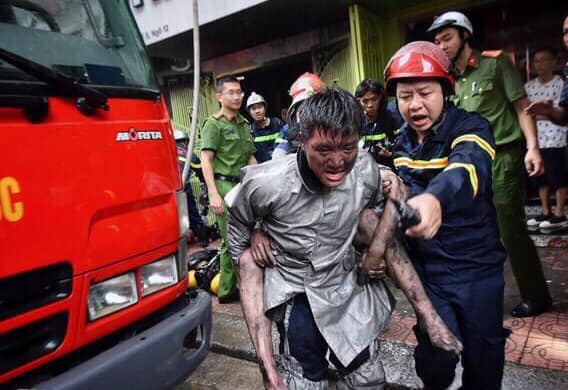 Chiến sĩ cảnh sát PCCC lao vào đám cháy trên phố Núi Trúc (Hà Nội) để giải cứu nạn nhân bị mắc kẹt.
