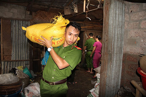 Công an TP Vinh giúp đỡ nhân dân trong đợt mưa bão tháng 10-2019.