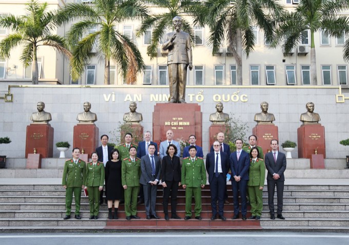 Các đại biểu chụp ảnh lưu niệm tại Tượng đài Chủ tịch Hồ Chí Minh và các cố Bộ trưởng Bộ Nội vụ, Bộ Công an qua các thời kỳ
