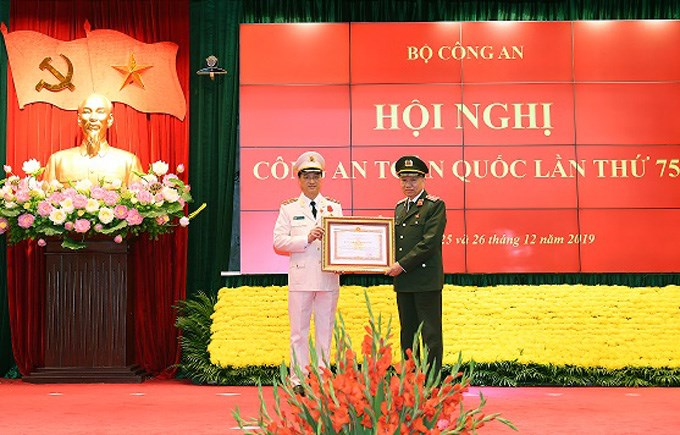 Thừa ủy quyền của Chủ tịch nước, Bộ trưởng Tô Lâm trao Huân chương Quân công hạng Nhì tặng Thứ trưởng Nguyễn Duy Ngọc
