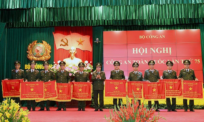 Thứ trưởng Bùi Văn Nam trao Cờ thi đua của Bộ Công an tặng các đơn vị có thành tích xuất sắc trong phong trào thi đua "Vì An ninh Tổ quốc" năm 2019