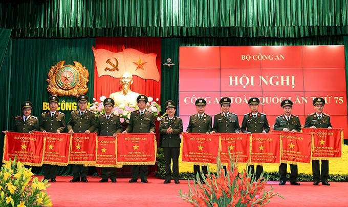 Thứ trưởng Nguyễn Văn Sơn trao Cờ thi đua của Bộ Công an tặng các đơn vị có thành tích xuất sắc trong phong trào thi đua "Vì An ninh Tổ quốc" năm 2019