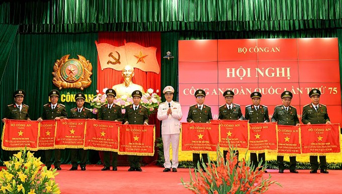 Thứ trưởng Nguyễn Duy Ngọc trao Cờ thi đua của Bộ Công an tặng các đơn vị có thành tích xuất sắc trong phong trào thi đua "Vì An ninh Tổ quốc" năm 2019