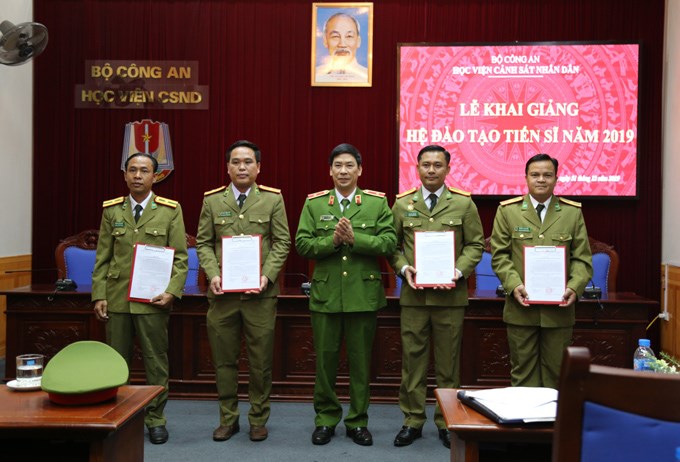 Thiếu tướng, GS.TS Trần Minh Hưởng, Giám đốc Học viện trao quyết định trúng tuyển cho các tân nghiên cứu sinh khóa 24