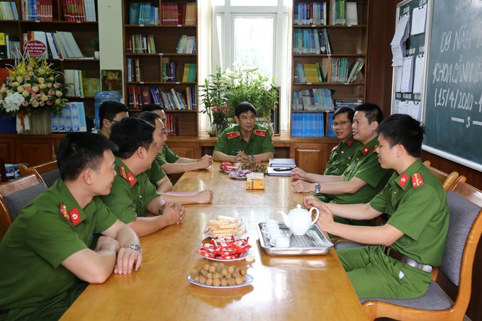 Thiếu tướng, GS.TS Trần Minh Hưởng - Giám đốc Học viện nói chuyện, tâm sự cùng cán bộ, giảng viên Khoa Cảnh sát môi trường