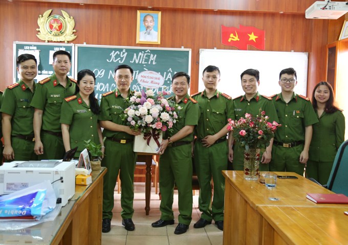 Nhân dịp này, các đơn vị chức năng trong Học viện đã đến và trao những bó hoa tươi thắm chúc mừng đơn vị