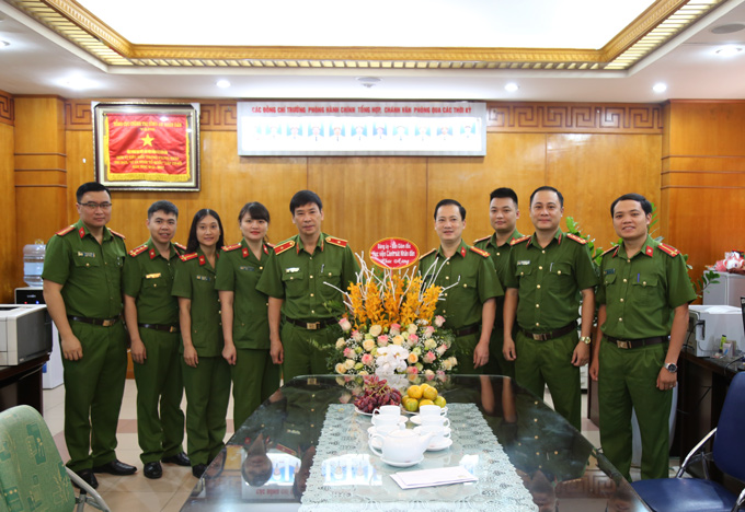 Thiếu tướng, GS.TS Trần Minh Hưởng, Giám đốc Học viện tặng hoa chúc mừng đơn vị