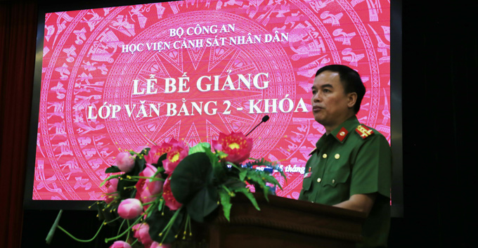 Đại tá, GS.TS Nguyễn Đắc Hoan, Phó Giám đốc Học viện phát biểu tại Lễ bế giảng