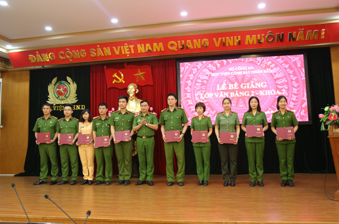 Đại tá, GS.TS Nguyễn Đắc Hoan - Phó Giám đốc Học viện trao Bằng tốt nghiệp cho các học viên