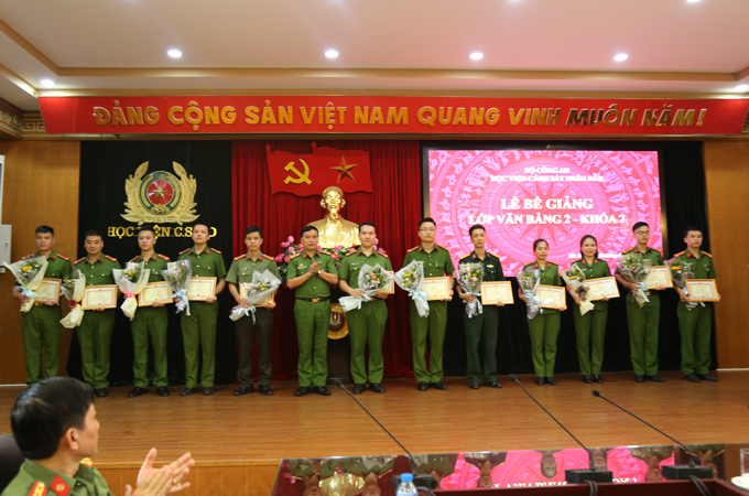 Đại tá, GS.TS Nguyễn Đắc Hoan trao giấy khen của Giám đốc Học viện cho các học viên có nhiều thành tích trong công tác quản lý, xây dựng lớp học và đạt điểm cao trong kỳ thi tốt nghiệp