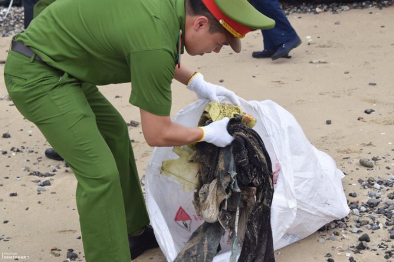 Học viên Học viện CSND thu gom rác tại bãi biển Cát Cò