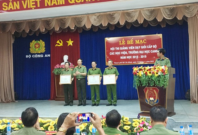 Thiếu tướng Đặng Xuân Khang, Phó Giám đốc Học viện thay mặt đoàn Học viện nhận giải Nhất toàn đoàn
