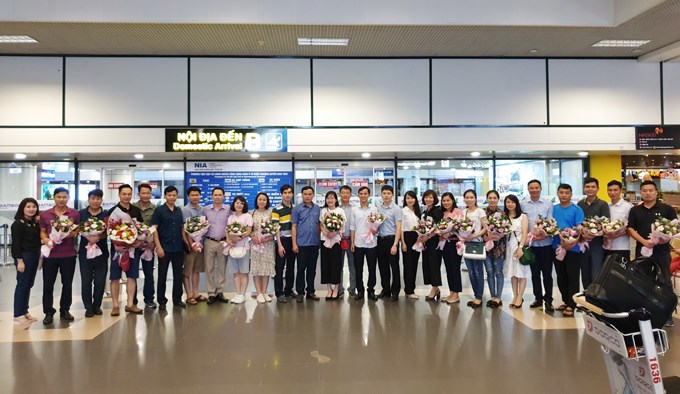 Ban Giám đốc và các đơn vị chức năng đón đoàn tại sân bay Nội Bài