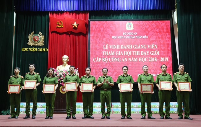 Thiếu tướng, PGS.TS Đặng Xuân Khang, Phó Giám đốc Học viện trao Giấy khen cho những tập thể có thành tích trong Hội thi