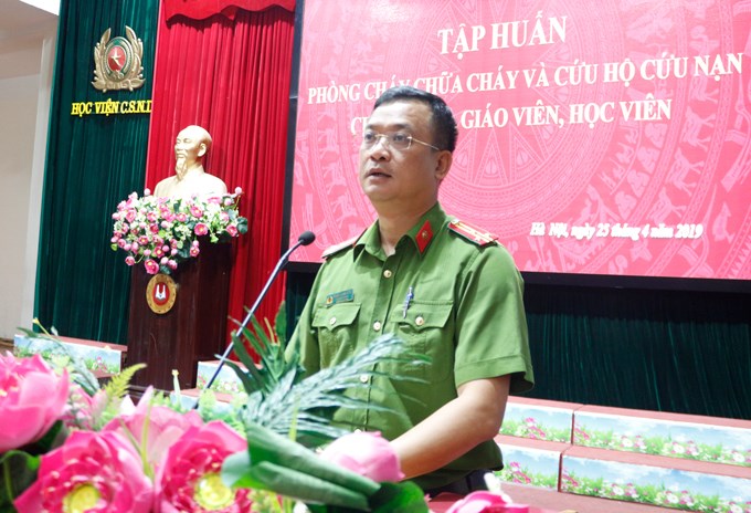 Thượng tá Phạm Công Hiếu, Trưởng phòng Cảnh sát PCCC và CHCN, Công an thành phố Hà Nội phát biểu tại buổi tập huấn