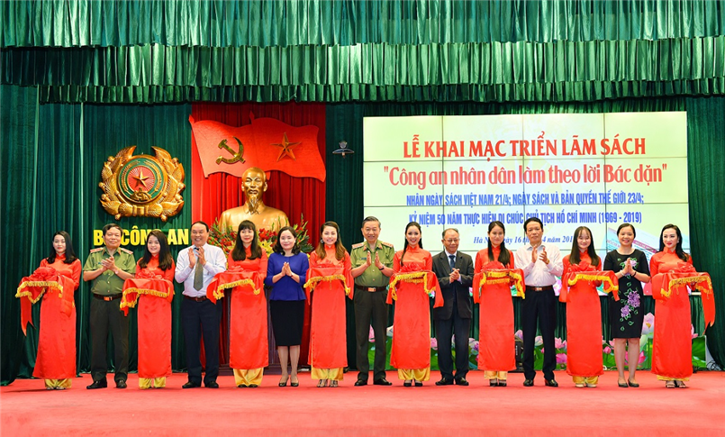 Bộ trưởng Tô Lâm cùng các đại biểu cắt băng khai mạc Triển lãm sách.