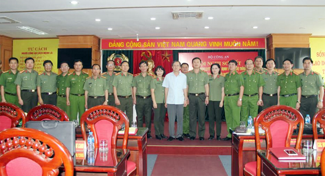 Thiếu tướng Bùi Minh Giám, Cục trưởng Cục Đào tạo và các đại biểu tham dự Hội nghị.