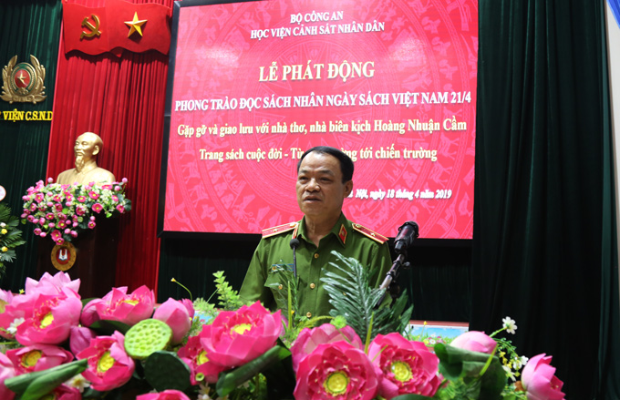 Thiếu tướng, PGS.TS Đặng Xuân Khang - Phó Giám đốc Học viện phát động phong trào đọc sách