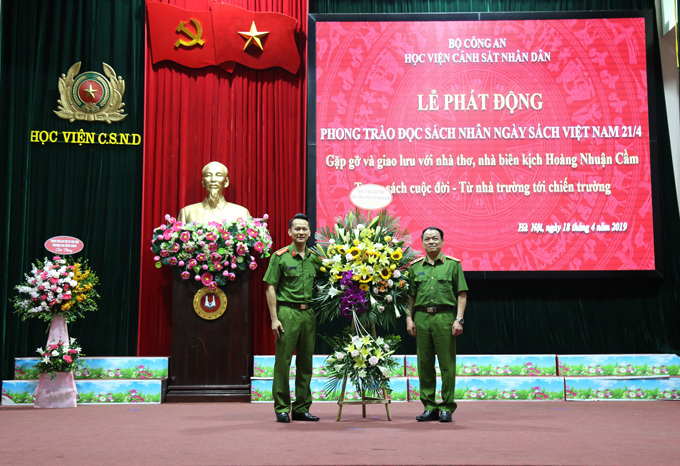 Thiếu tướng, PGS.TS Đặng Xuân Khang, Phó Giám đốc Học viện tặng hoa Trung tâm Lưu trữ và Thư viện