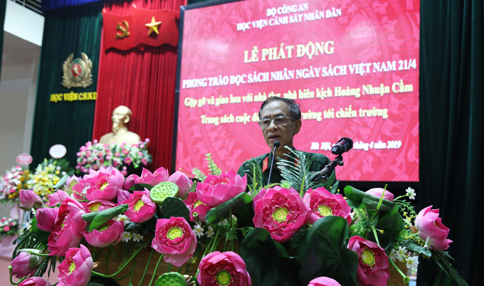 Nhà thơ, nhà biên kịch Hoàng Nhuận Cầm nói chuyện, giao lưu với cán bộ, học viên Học viện