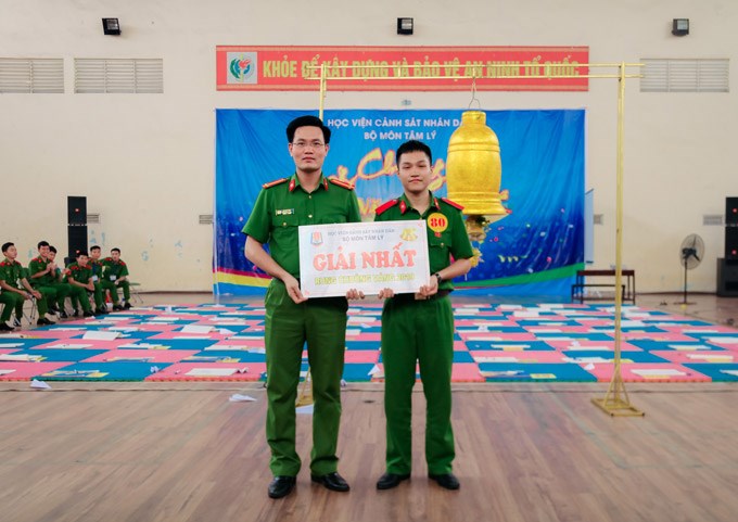 Trung tá, PGS.TS Lê Hữu Anh, Phó Trưởng Bộ môn Tâm lý trao giải Nhất cho thí sinh Trần Đạt lớp B3D42