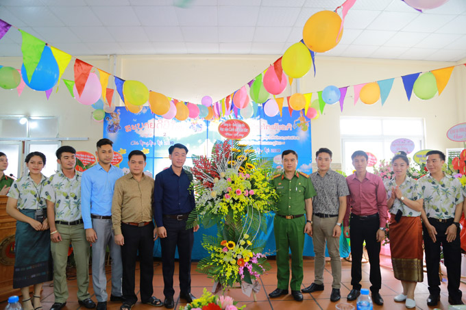 Đại tá, GS.TS Nguyễn Đắc Hoan tặng hoa và chúc mừng các học viên Lào và Campuchia nhân dịp Tết cổ truyền