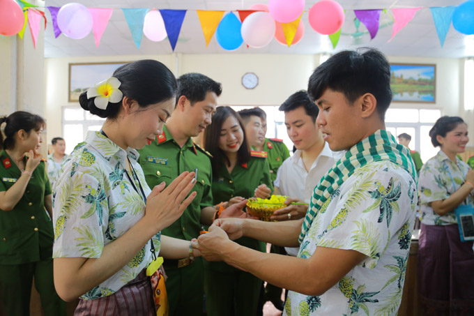 Các học viên Lào, Campuchia thực hiện phong tục té nước để gột rửa và xua đi những điều xấu, xui xẻo và cầu may mắn, bình an sẽ đến trong năm mới