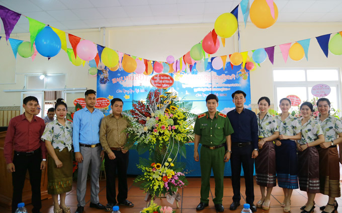 Thiếu tướng, GS.TS Trần Minh Hưởng - Bí thư Đảng ủy, Giám đốc Học viện tặng hoa và chúc mừng các học viên Lào và Campuchia nhân dịp Tết cổ truyền