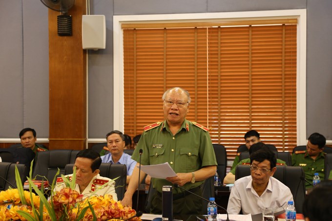 Thiếu tướng, GS.TS Nguyễn Phùng Hồng - Chuyên viên cấp cao Bộ Công an tham luận về vấn đề xây dựng kỹ năng tham dự phiên tòa cho Điều tra viên